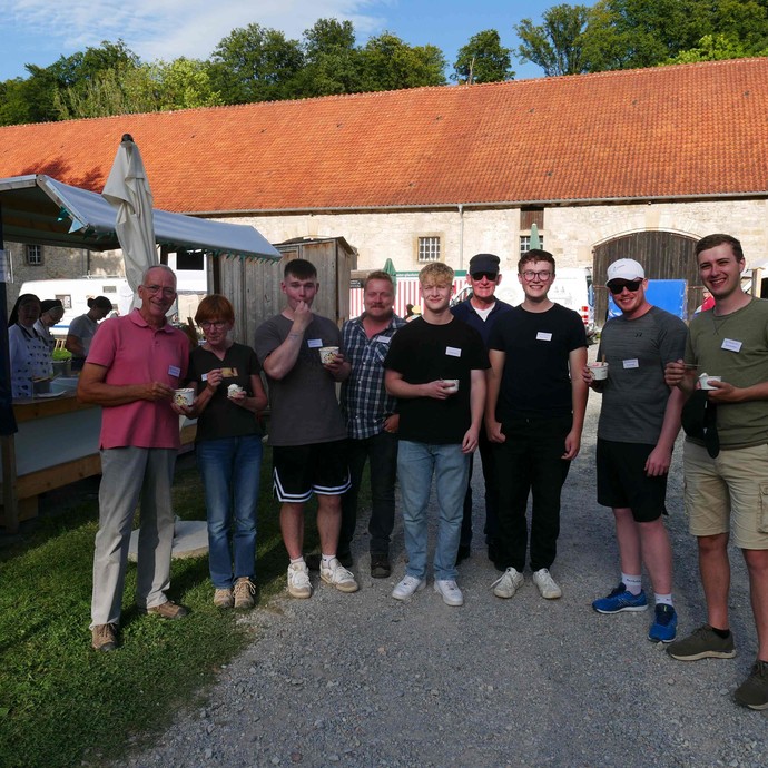 Nach getaner Arbeit gibt es zur Belohnung leckeres Eis.

Foto: LWL/Beyerstedt (vergrößerte Bildansicht wird geöffnet)