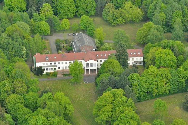 Auf dem Foto sieht man das Gebäude der Hegge aus der Vogelperspektive.

Foto: Die Hegge - Christliches Bildungswerk