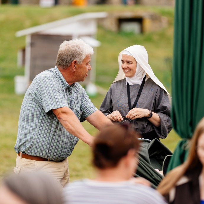 Auf dem Klostermarkt entstehen viele Gespräche zwischen den Ordensleuten und Besuchern. 

Foto: Bezim Mazhiqi (vergrößerte Bildansicht wird geöffnet)