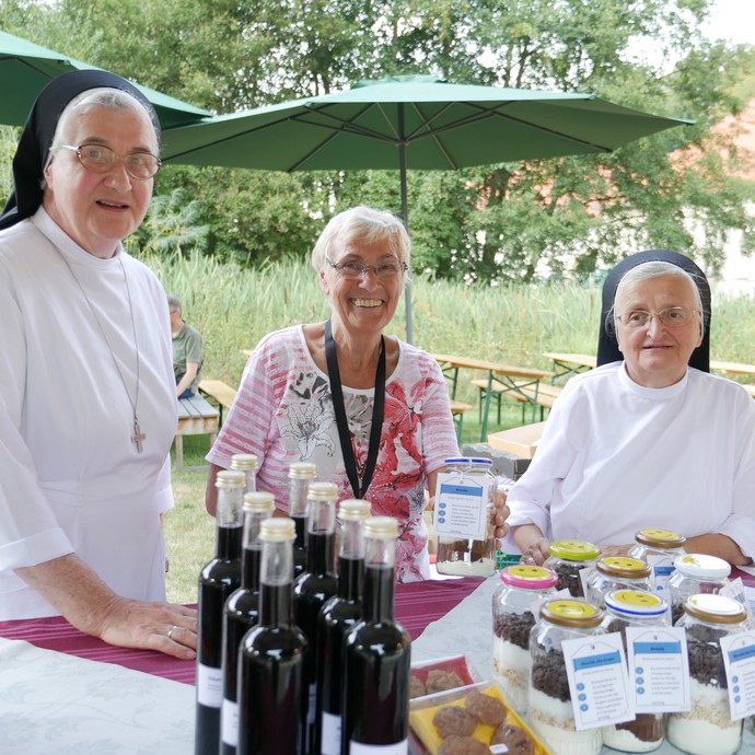 Auf dem Foto sieht man zwei Schwestern und eine Ehrenamtliche, die die Waren des Bergklosters Bestwig präsentieren.

Foto: LWL/Schellenberg (öffnet vergrößerte Bildansicht)