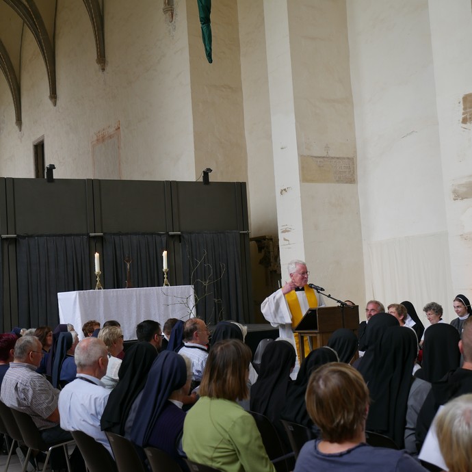 Auf dem Foto sieht man den Pfarrer, welcher in der vollbesetzten Klosterkirche vor Ordensleuten und Besuchern prdeigt.

Foto: LWL (öffnet vergrößerte Bildansicht)