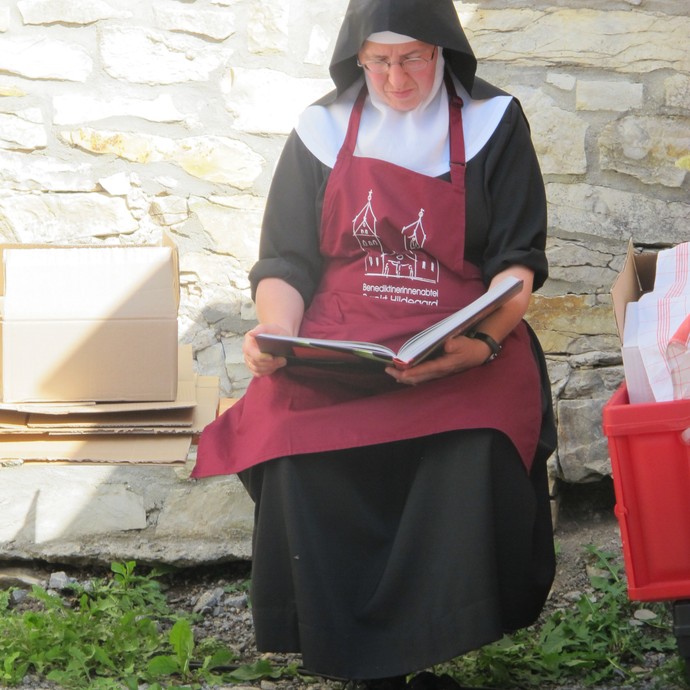 Auf dem Foto sieht man eine Ordensschwester, die in einer kleinen Pause in einem Buch liest.

Foto: LWL (öffnet vergrößerte Bildansicht)