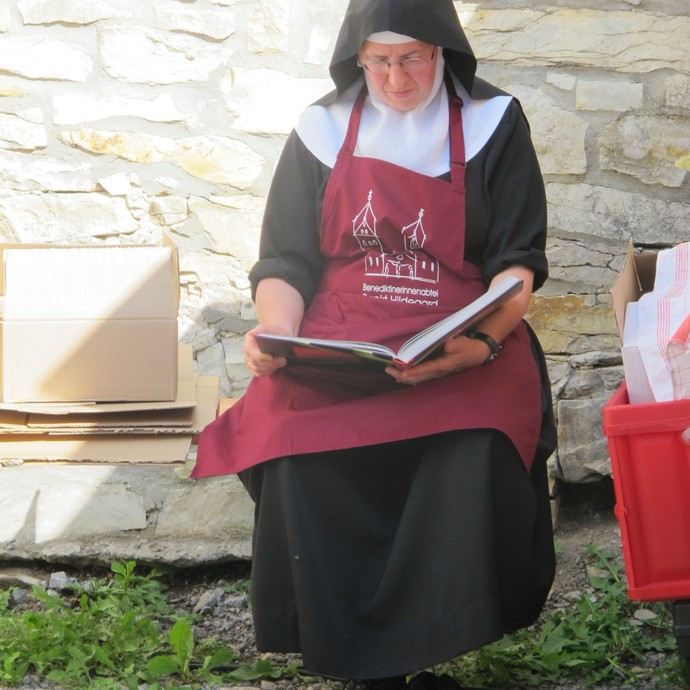 Auf dem Foto sieht man eine Ordensschwester, die in einer kleinen Pause in einem Buch liest.

Foto: LWL (öffnet vergrößerte Bildansicht)