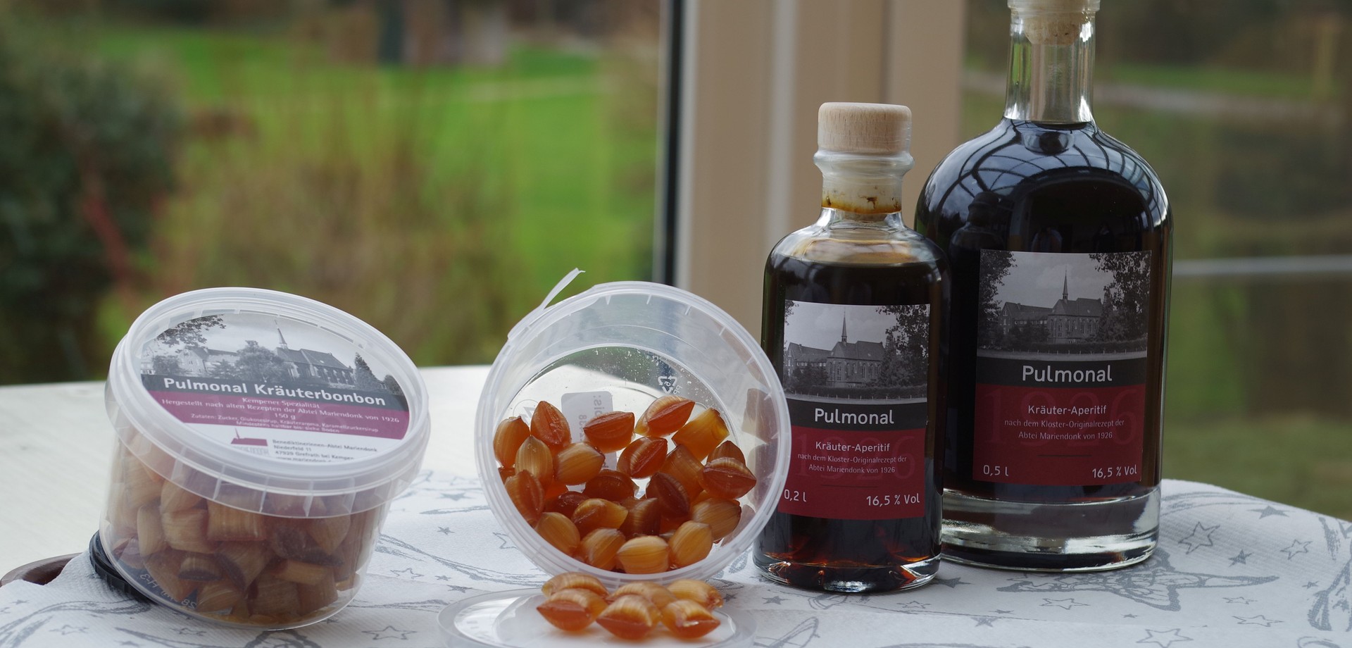 Die Schwestern präsentieren die von Hand hergestellten Produkte

Foto: Benediktinerinnen Köln