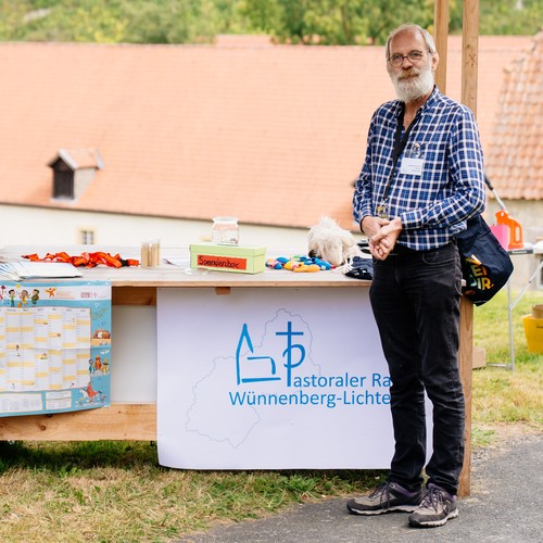 Gemiendereferent Norbert Wiedendtritt am Stand.

Foto: Bärbel Kiffmeier