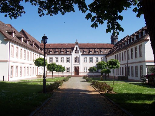 Auf dem Foto ist der Eingangsbereich des Klosters der Armen Schulschwestern in Brakel zu sehen.

Foto: Kloster Brede