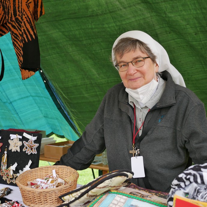 Sr. Angelika aus Neuenbeken an ihrem Verkaufsstand

Foto: LWL (öffnet vergrößerte Bildansicht)
