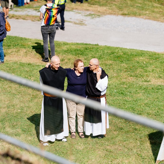Auf dem Klostermarkt findet Begegnung statt: Zwei Ordensleute begrüßen eine Besucherin.

Foto: Bezim Mazhiqi (vergrößerte Bildansicht wird geöffnet)