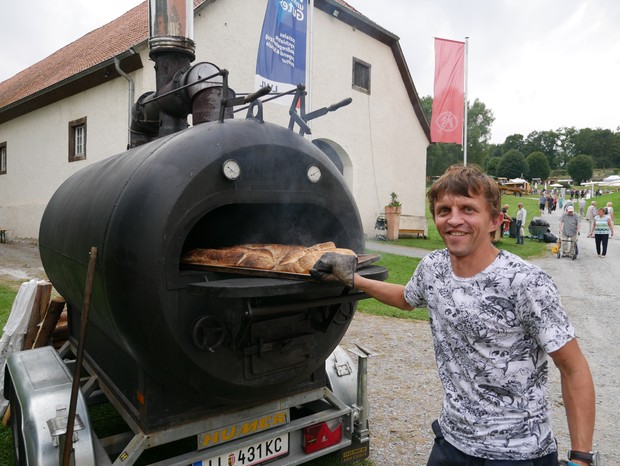 Auf dem Foto sieht man einen Mitarbeiter vom Augustiner Chorherrenstift, der die frisch gebackenen Käsestangen aus dem Ofen holt.

Foto: LWL