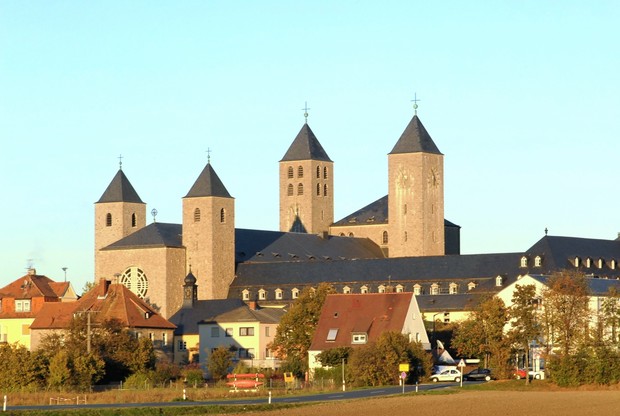 Auf dem Foto ist die Abtei Münsterschwarzach zu sehen.

Foto: Wikipedia