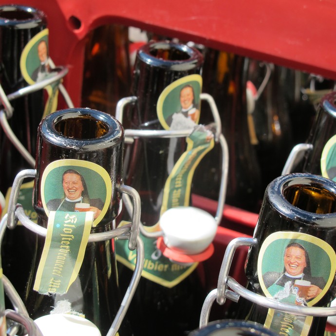 Auf dem Foto sieht man die Etiketten des Mallersdorfer Bieres in der Nahaufnahme.

Foto: LWL (öffnet vergrößerte Bildansicht)