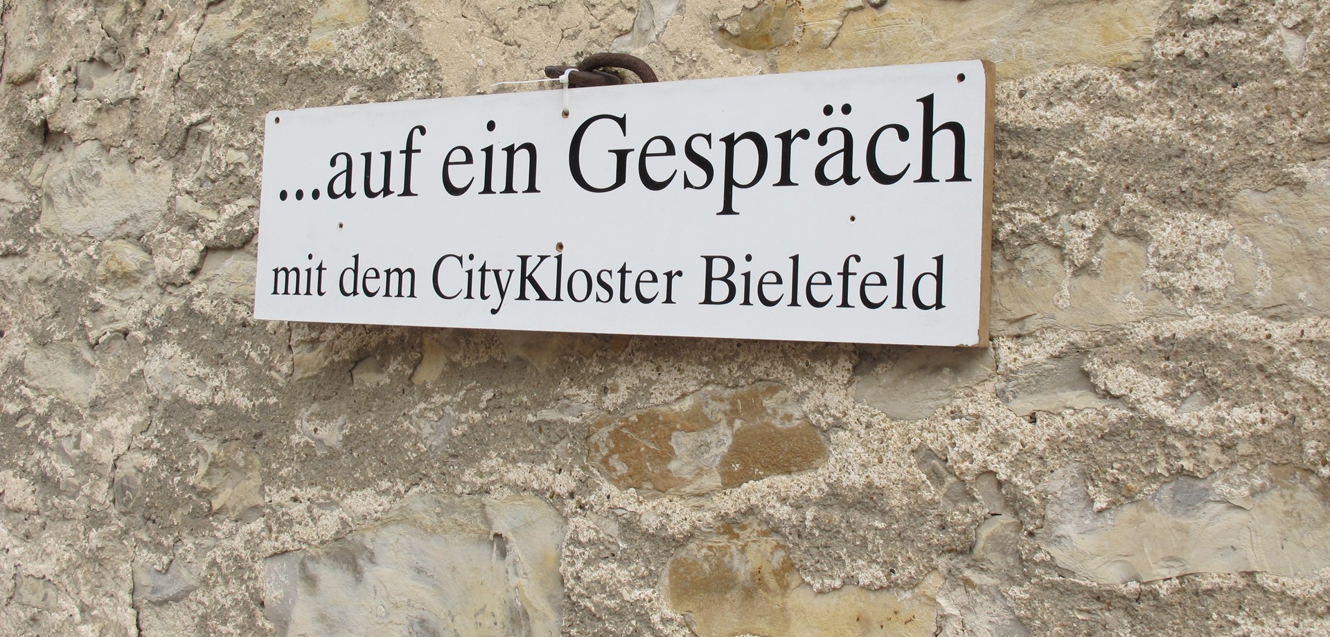 Auf dem Foto sieht man ein Schild mit der Aufschrift "... auf ein Gespräch mit dem CityKloster Bielefeld".

Foto: CityKloster Bielefeld