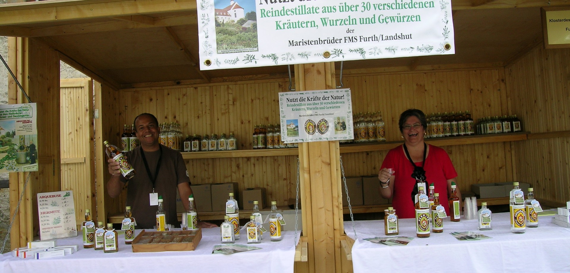 Auf dem Foto sind zwei Mitarbeiter zu sehen, die die Waren auf dem Klostermarkt präsentieren.

Foto: Maristen St. Josef