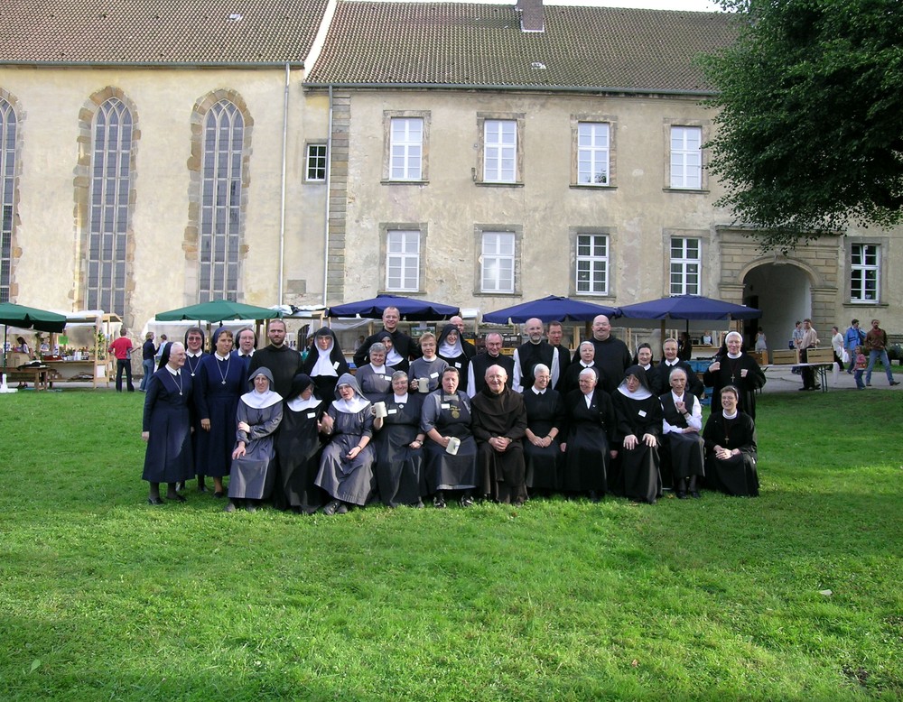 Auf dem Foto sind die Aussteller des Klostermarktes 2004 zu sehen.

Foto: LWL