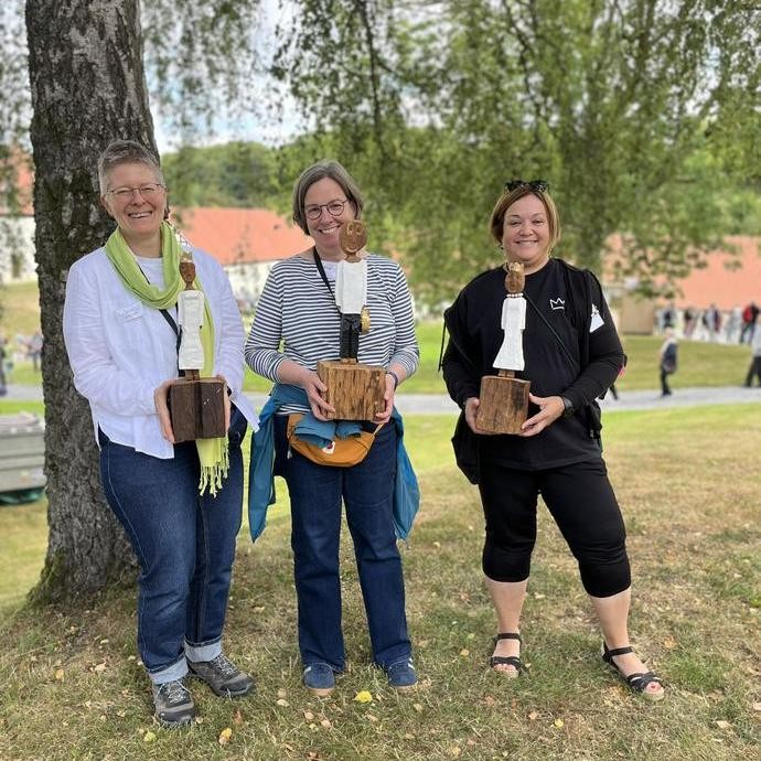 Königin trifft auf Könige: Die Holzkönige des City-Klosters besuchen die Holzkönigin der Hegge.

Foto: LWL/Beyerstedt (vergrößerte Bildansicht wird geöffnet)