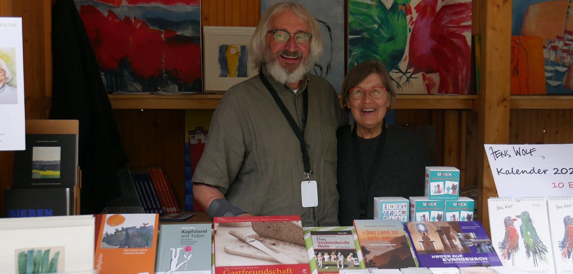 Auf dem Foto präsentiert Jens Wolf aus dem Kloster Volkenroda die Postkarten und Kalender.

Foto: LWL