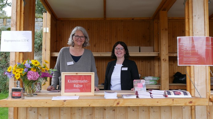 Auf dem Foto sieht man den Besucherinformationsstand auf dem Klostermarkt.
Foto: LWL Auf dem Foto sieht man den Besucherinformationsstand auf dem Klostermarkt.
Foto: LWL
