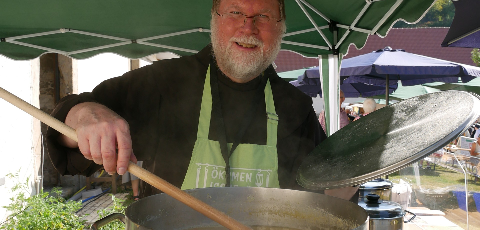 Bruder Philipp kocht die beliebte Erbsensuppe.

Foto: LWL/Schellenberg