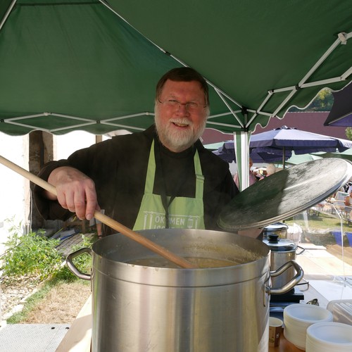 Auf dem Foto sieht man Bruder Philipp, der die Erbsensuppe auf dem Klostermarkt rührt.

Foto: LWL/Schellenberg
