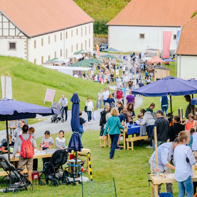 Viele begeisterte Kinder basteln in der Sommerwerktstatt

Foto: Bezim Mazhiqi (vergrößerte Bildansicht wird geöffnet)