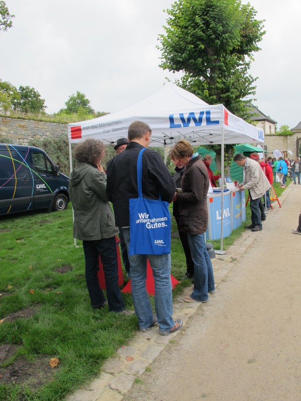 Auf dem Foto sieht man den Stand des LWL-Mobil auf dem Klostermarkt.

Foto: LWL/Fisch