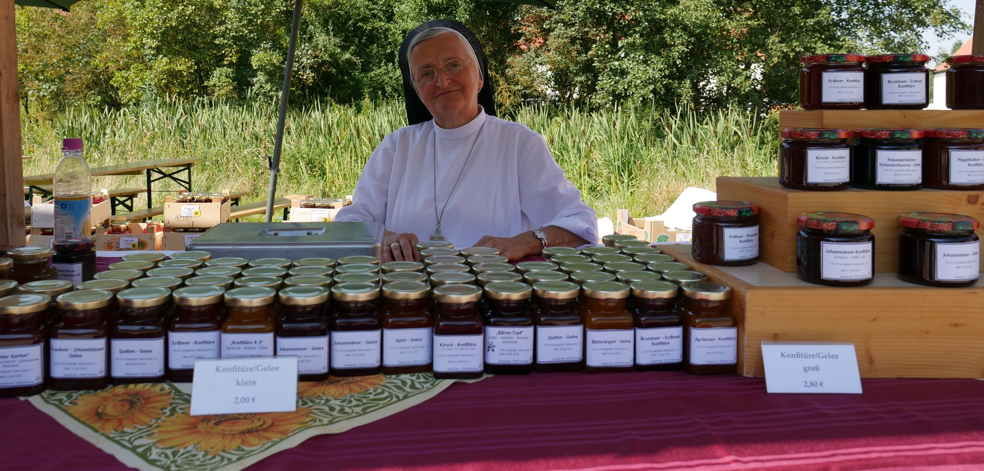 Auf dem Foto sieht man eine Ordensschwester, die die Marmelade aus dem Bergkloster Bestwig präsentiert.

Foto: LWL