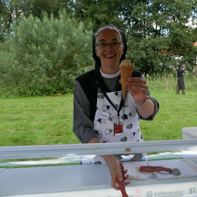 Schwester Laetitia aus dem Bergkloster in Bestwig verkauft mit viel Freude leckeres Eis.

Foto: LWL (vergrößerte Bildansicht wird geöffnet)
