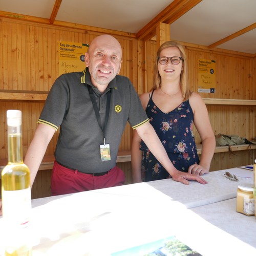 Auf dem Foto sieht man zwei Ehrenamtliche am Stand des Klosters Bredelar.

Foto: Schellenberg