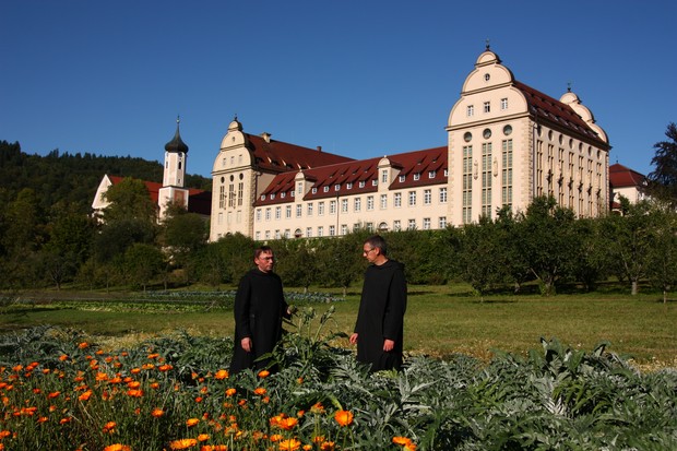 Auf dem Foto sieht man zwei Mönche im Klostergarten vor der Erzabtei.

Foto: Br. Felix Weckenmann