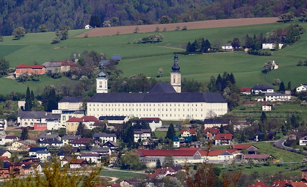 Auf dem Foto sieht man das Stift Schlierbach.

Foto: Wikipedia