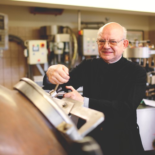 Auf dem Foto sieht man Frater Berthold in der Produktion.

Foto: Kloster Furth