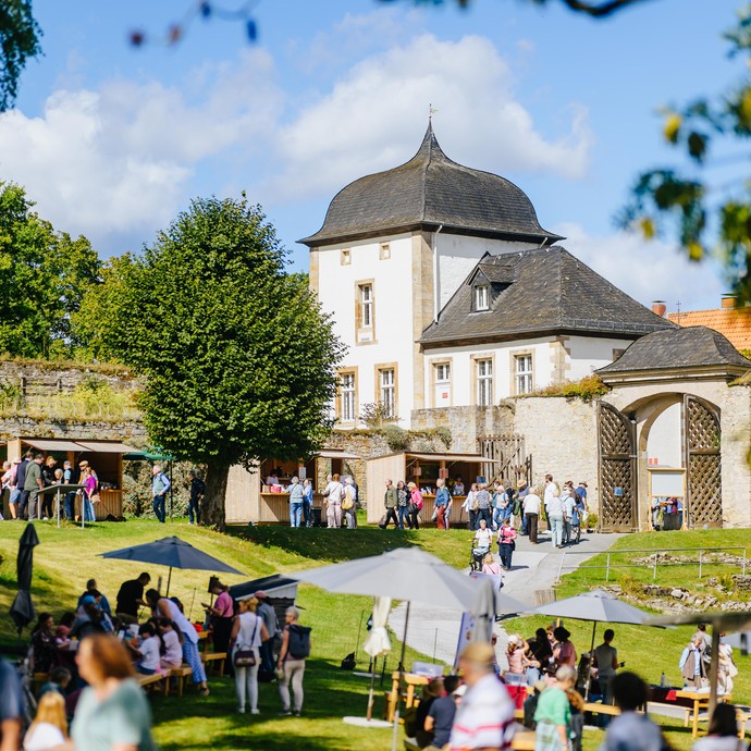 Das Marktgeschehen mit der Orangerie im Hintergrund.

Foto: Bezim Mazhiqi (vergrößerte Bildansicht wird geöffnet)