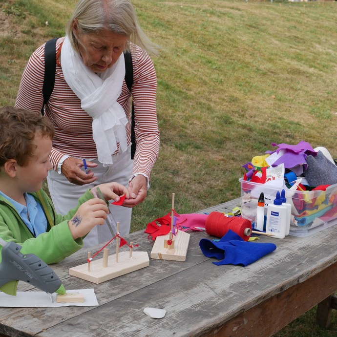 Auf dem Foto sieht ein Kind, welches in der Klosterwerkstatt bastelt.

Foto: LWL/Pillen (vergrößerte Bildansicht wird geöffnet)