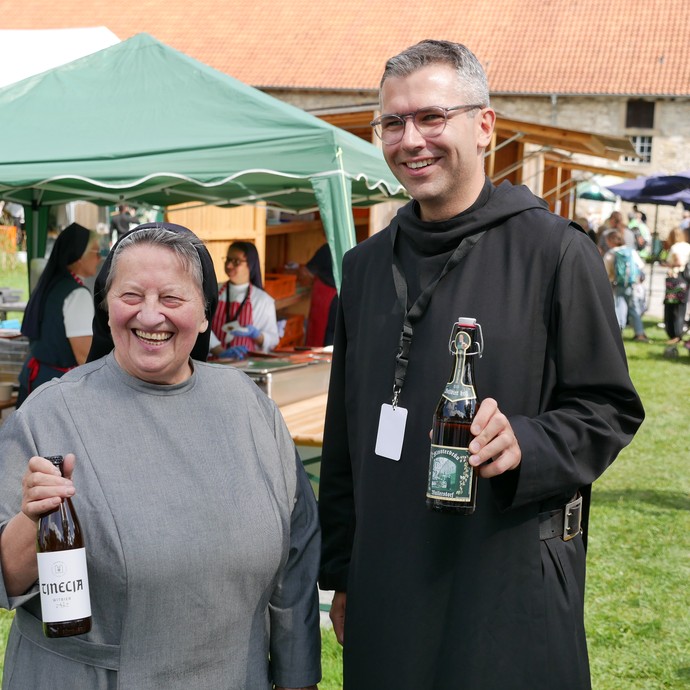 Internationaler Klosterbier-Austausch zwischen Sr. Doris und Pater Wojciech.

Foto: LWL (vergrößerte Bildansicht wird geöffnet)