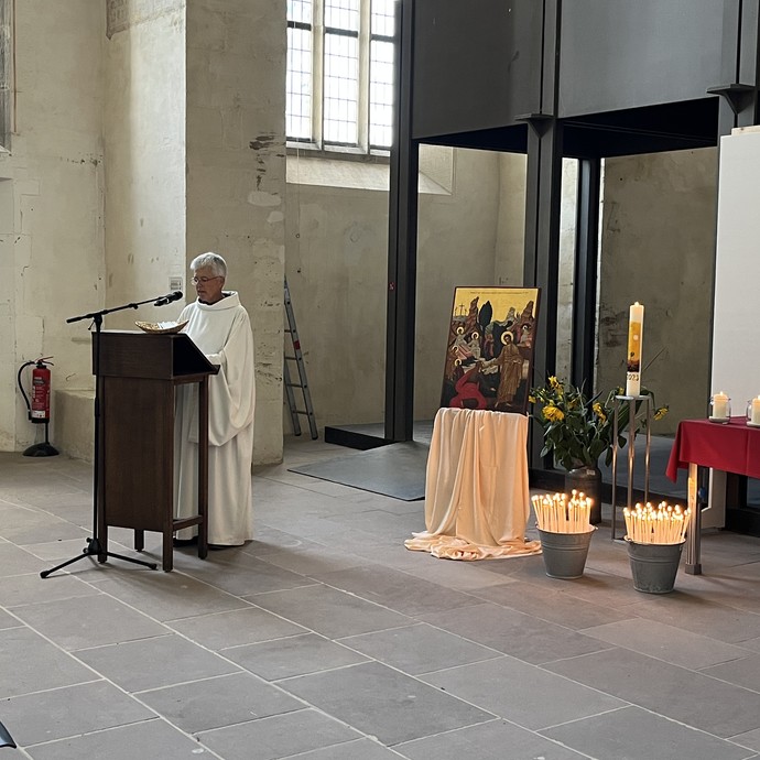 Sr. Laetitia gibt während des Taizé-Gebetes in der Klosterkirche einen geistlichen Impuls zur Frage "Alles gut?".

Foto: LWL (vergrößerte Bildansicht wird geöffnet)