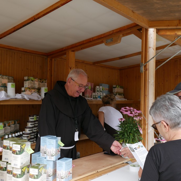 Franziskaner am Stand auf dem Klostermarkt

Foto: LWL/Pillen (öffnet vergrößerte Bildansicht)