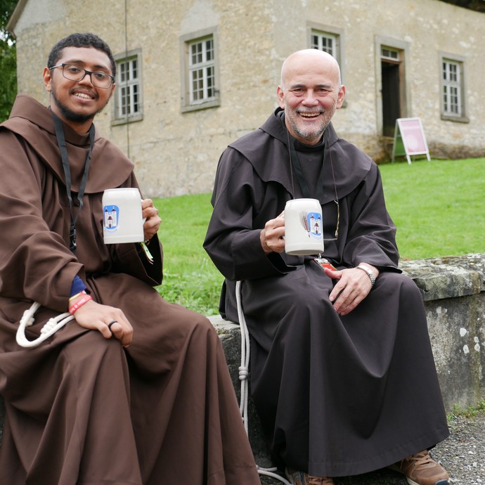Die zwei Franziskanerbrüder aus Dortmund stoßen auf einen erfolgreichen Klostermarkt an.

Foto: LWL (vergrößerte Bildansicht wird geöffnet)