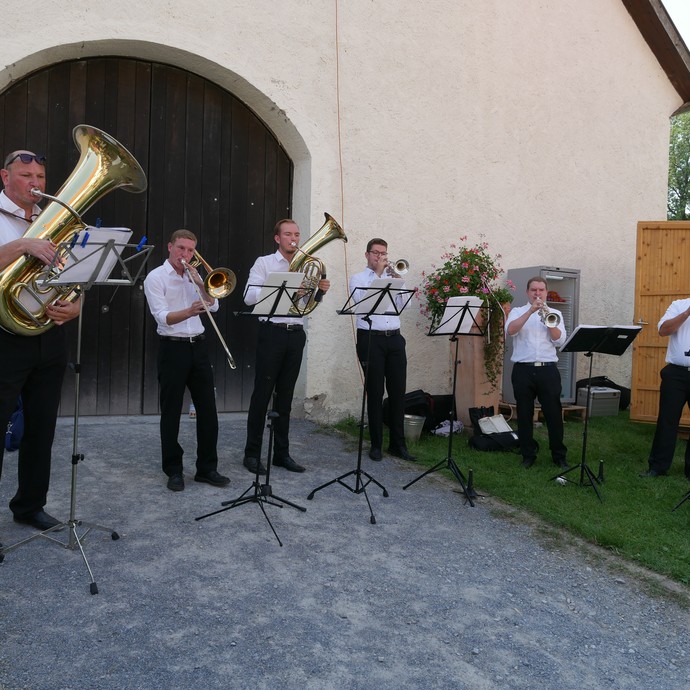 Auf dem Foto sieht man das Bläserensemble "PaderBrass", die den Klostermarkt musikalisch begleiten.

Foto: LWL/Schellenberg (öffnet vergrößerte Bildansicht)