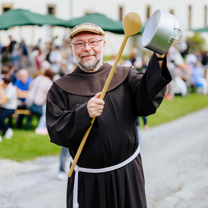 Bruder Augustinus von den Franziskanern in Dortmund bewirbt die Erbsensuppe.

Foto: Bezim Mazhiqi (vergrößerte Bildansicht wird geöffnet)