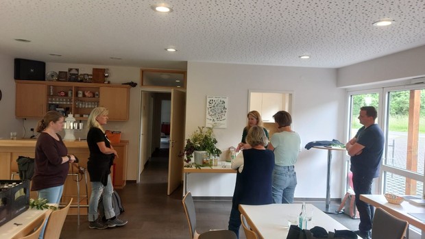 Neben herzhaften Waffeln bieten die Landfrauen aus Dalheim auch Meisenknödel an.

Foto: Annika Schorein