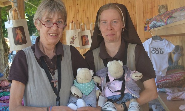 Auf Foto sieht man zwei Schwestern, die die Ware zum Klostermarkt präsentieren.

Foto: Dietmar Gröbing