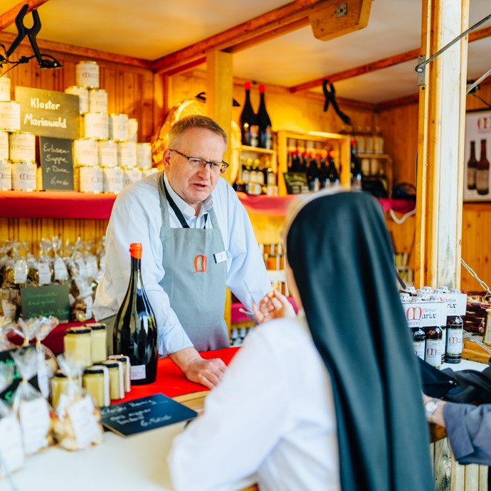 Ein Gesrpäch zweier Aussteller am Stand von Kloster Mariawald.

Foto: Bezim Mazhiqi (vergrößerte Bildansicht wird geöffnet)