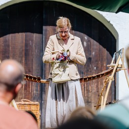 Kerstin Röhn vom Theater Laku Paka auf dem Klostermarkt
Foto: Bezim Mazhiqi