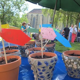Von Kindern beklebte Blumentöpfe

Foto: LWL