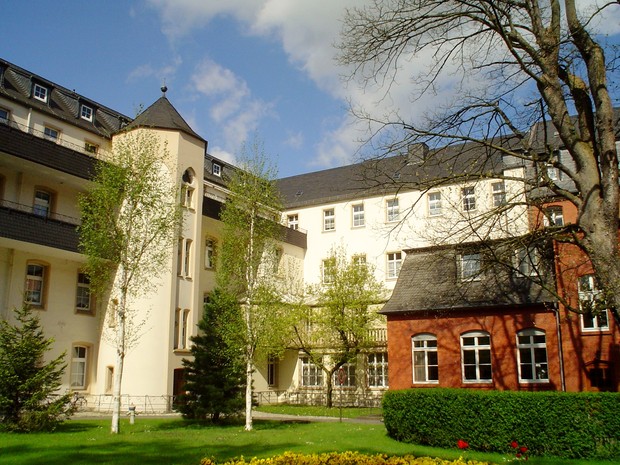 Auf dem Foto sieht man das Mutterhaus und das Gästehaus der Schwestern der Christlichen Liebe in Paderborn.

Foto: Schwestern der Christlichen Liebe