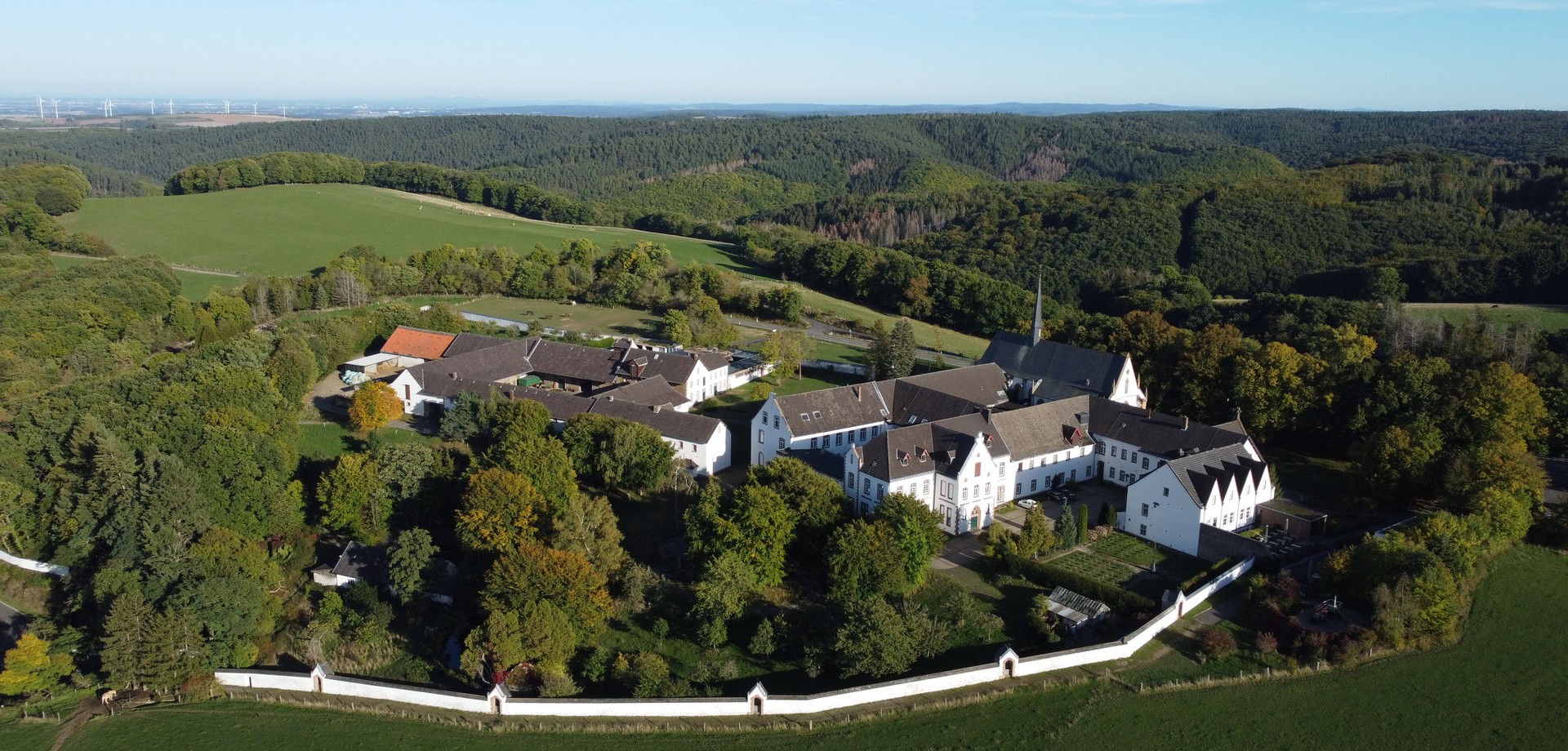 Das Bild zeigt eine Luftaufnahme des Klosters Mariawald.

Foto: Kloster Mariawald, Christoph Böhnke