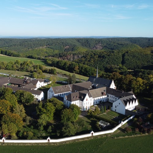 Das Bild zeigt eine Luftaufnahme des Klosters Mariawald.

Foto: Kloster Mariawald, Christoph Böhnke