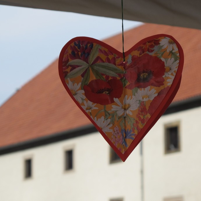 Auf dem Foto sieht man ein gebasteltes Herz, welches an einem Klostermarktstand verkauft wird.

Foto: LWL/Tillmann (öffnet vergrößerte Bildansicht)