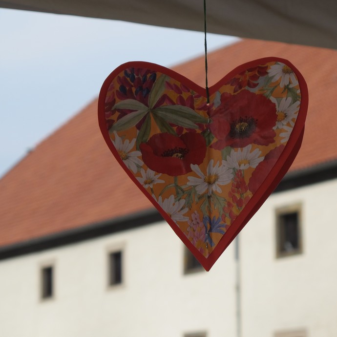 Auf dem Foto sieht man ein gebasteltes Herz, welches an einem Klostermarktstand verkauft wird.

Foto: LWL/Tillmann (öffnet vergrößerte Bildansicht)