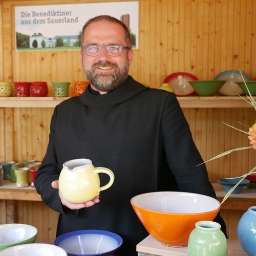 Auf dem Foto sieht man einen Benediktiner aus Königsmünster, welcher die Töpferwaren präsentiert.

Foto: LWL